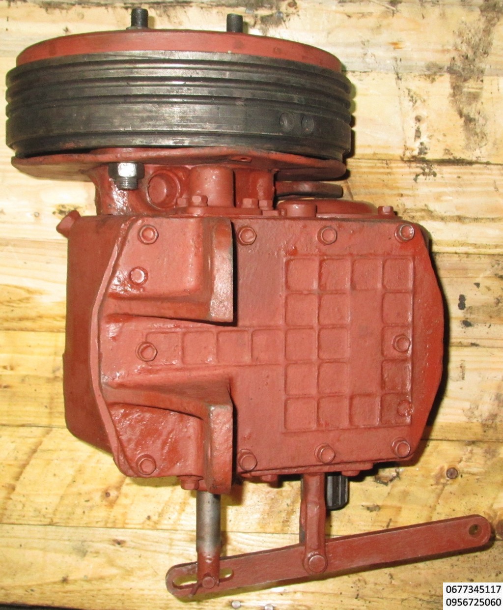 Механизм обратного хода в сборе 4014М-1706010 .реверс .Запчасти на Львовский погрузчик: Механизм обратного хода с ручным тормозом. Механизм обратного хода МОХ 40810-1706010 львовского погрузчика АП-4014, 40814, АП-40810, 40816, 40811, 41030 Лев предназначен для изменения направления вращения ведущих колес, а также для повышения тягового усилия на них. Механизм зворотнього руху ,львивський старого зразку. Механизм обратного хода нового образца.вал карданный львовский погрузчик. механизм обратного хода МОХ (реверс, раздатка) . самодельный трактор. АП-4008, АП-4043, АП-4045 Передаточные числа:при движении вперед - 1,43 ,при движении назад - 1,76МОХ 4045-1706010 , МОХ 40810-1706010